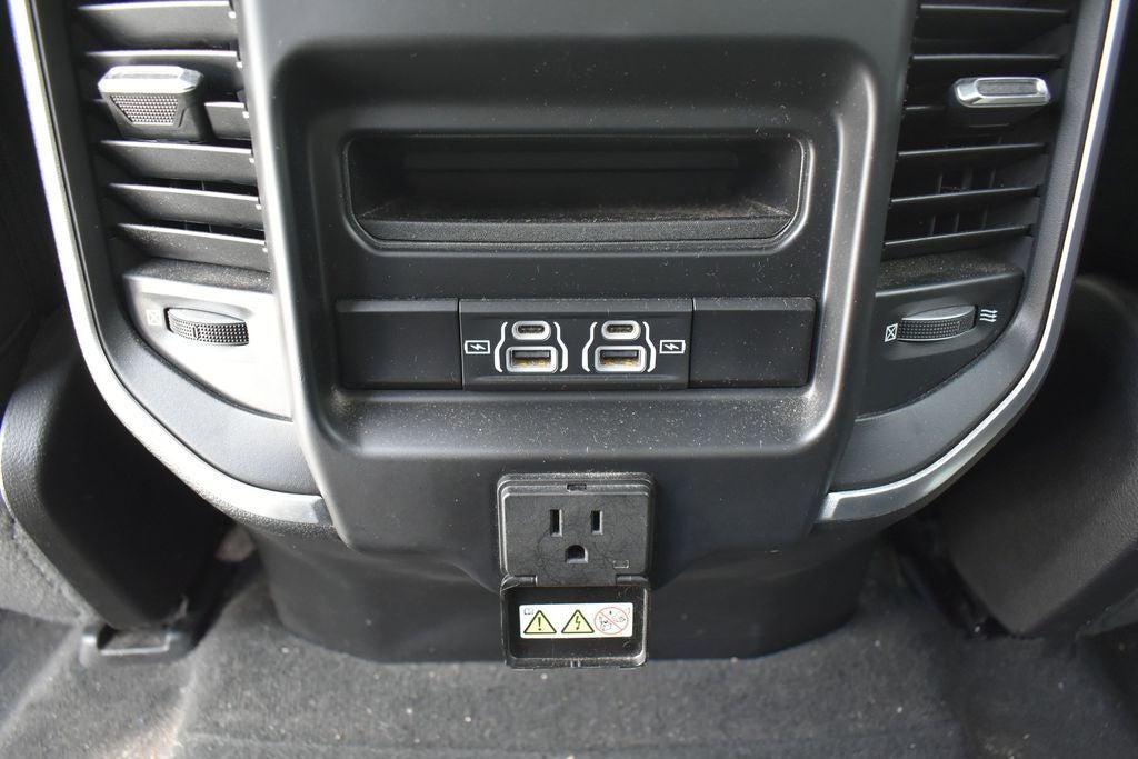 2022 RAM 1500 Big Horn Crew Cab 4x4 5'7' Box
