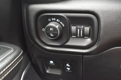 2020 RAM 1500 Laramie Crew Cab 4x4 5'7' Box