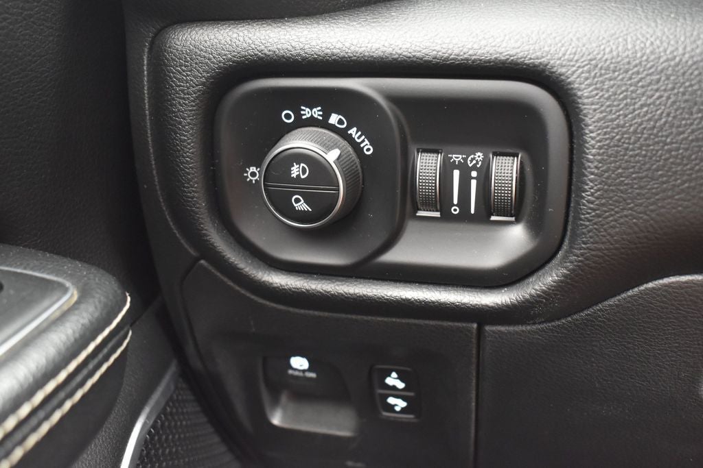 2020 RAM 1500 Laramie Crew Cab 4x4 5'7' Box