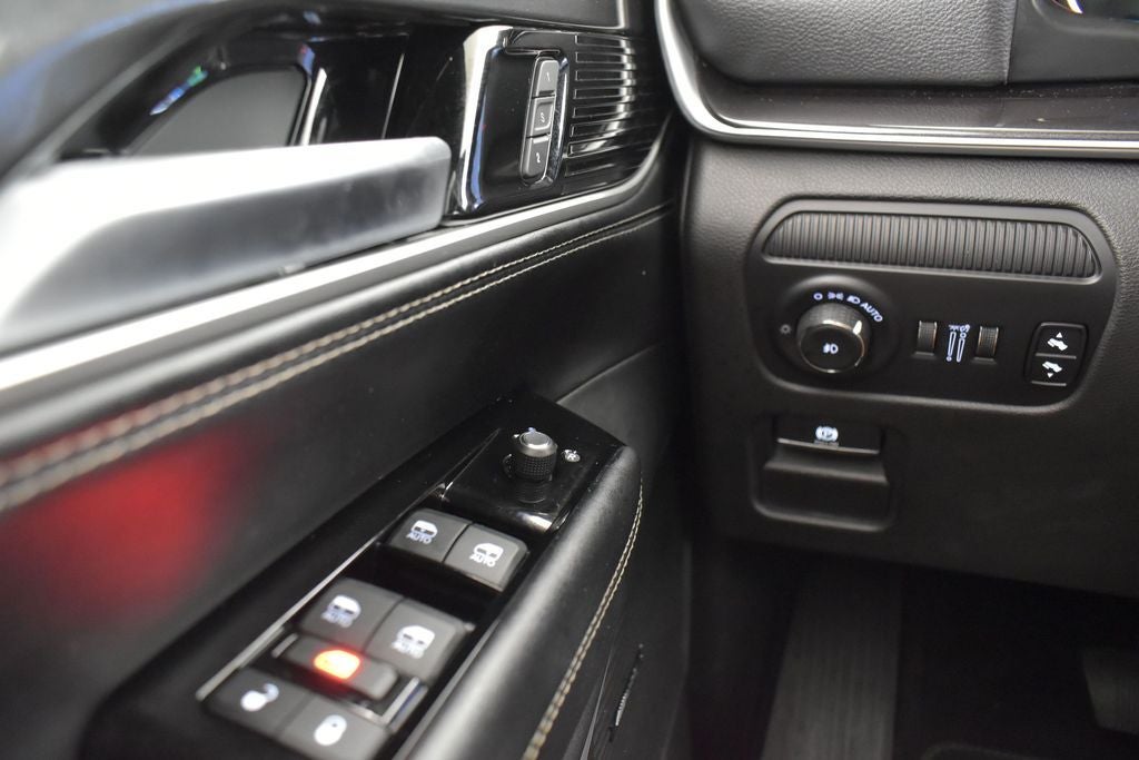 2023 Jeep Wagoneer Base